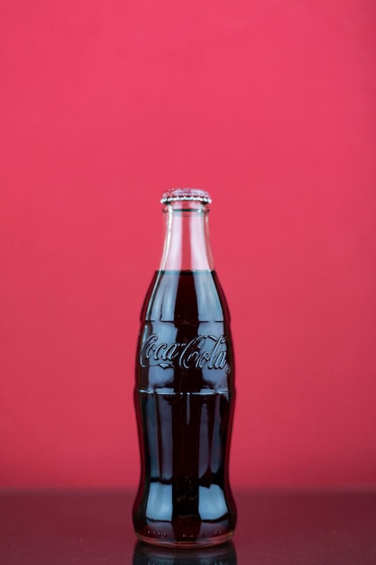 Photo close-up of drink in glass against red background