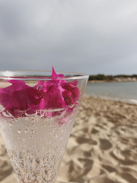 Foto close-up di una bevanda in bicchiere sulla spiaggia