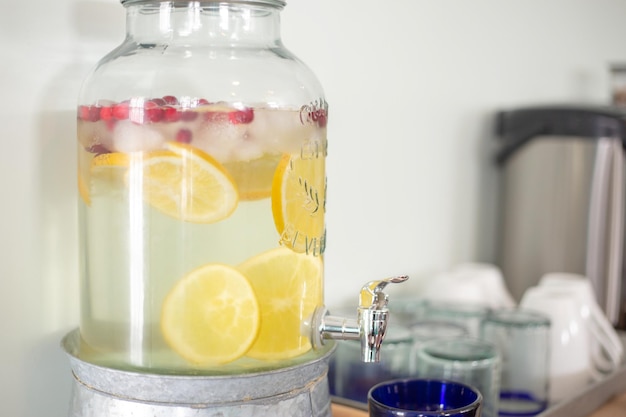 Photo close-up of drink in glass container