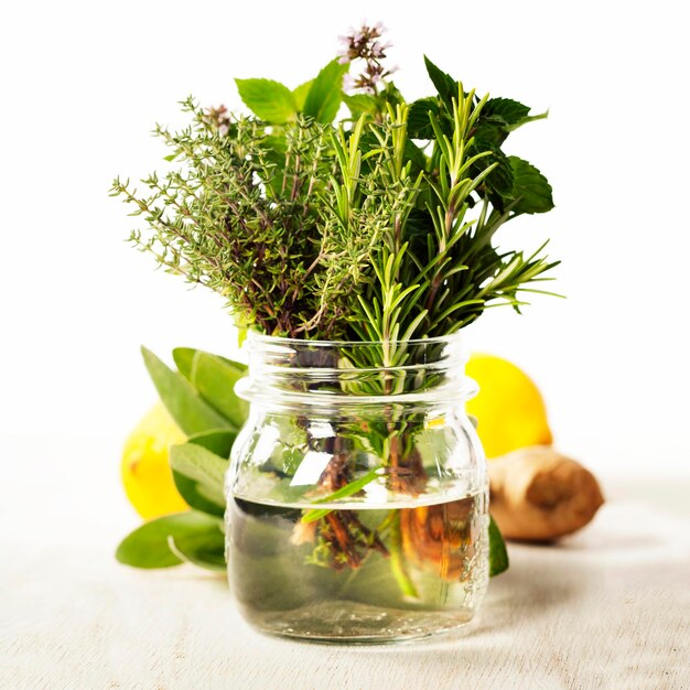 Photo close-up of drink in glass jar on table