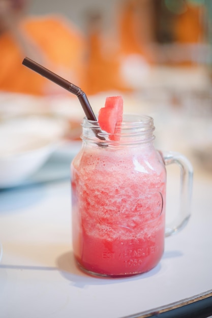 Photo close-up of drink in glass jar on table