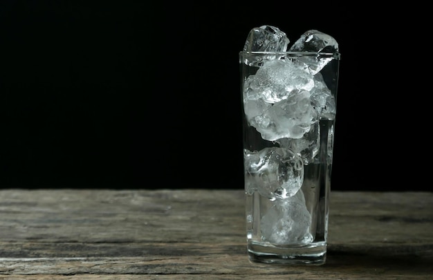 Photo close-up of drink in glass on table against black background