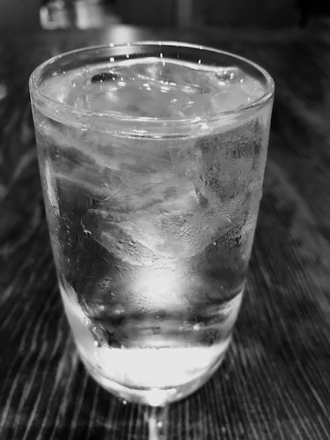 Photo close-up of drink in glass on table