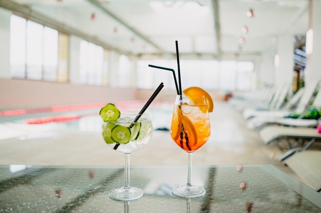 Photo close-up of drink on glass table