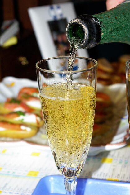 Foto close-up di una bevanda in bicchiere sul tavolo