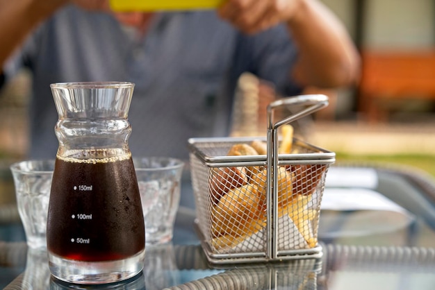 Photo close-up of drink in glass on table