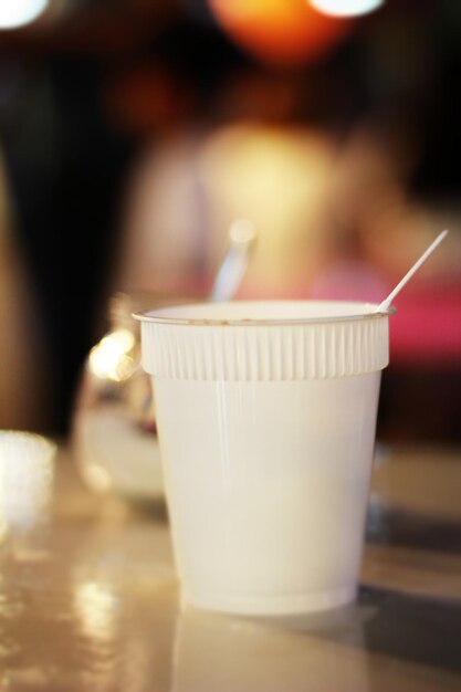 테이블 위 에 있는 컵 에 있는 음료 의 클로즈업