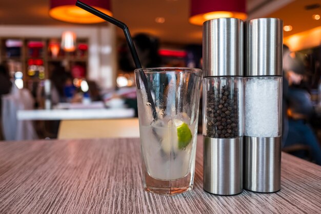 テーブルの上にあるグラスの飲み物のクローズアップ