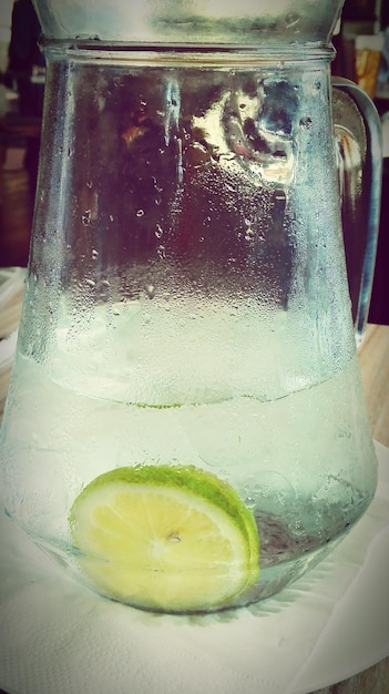 Foto close-up di una bevanda in bicchiere