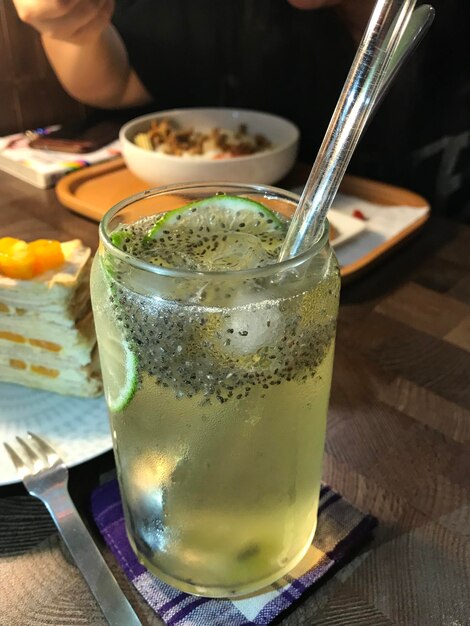 Foto close-up di una bevanda in barattolo sul tavolo
