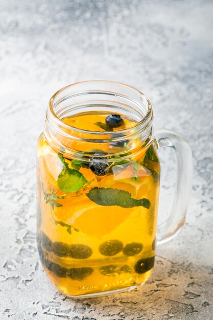 Photo close-up of drink in jar on table