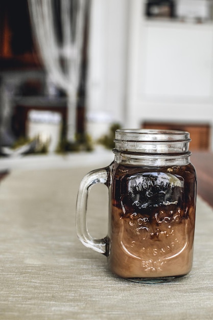 Photo close-up of drink in jar on table