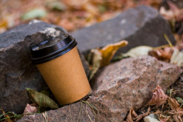 Photo close-up of drink on rock