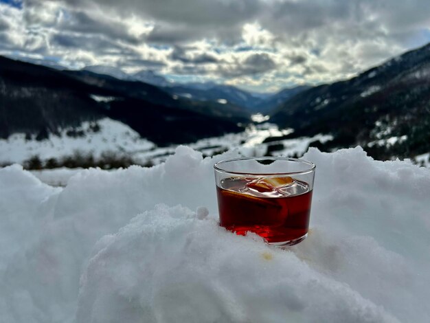 Foto close-up di una bevanda sulla neve