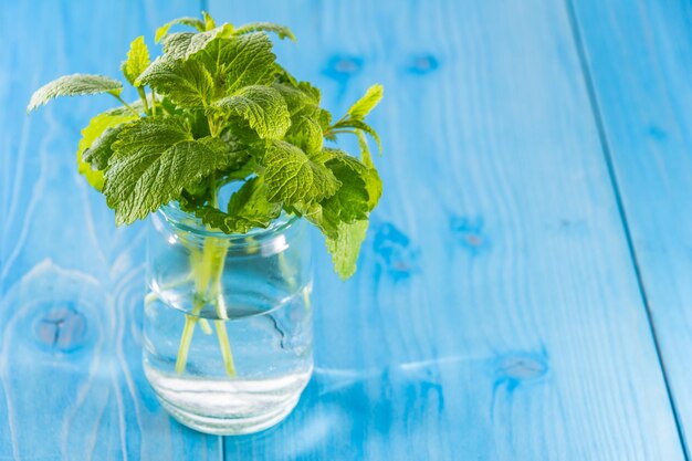 Photo close-up of drink in swimming pool