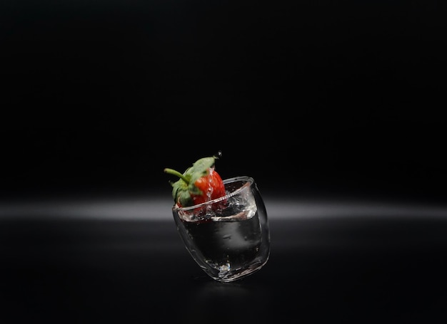 Photo close-up of drink on table against black background