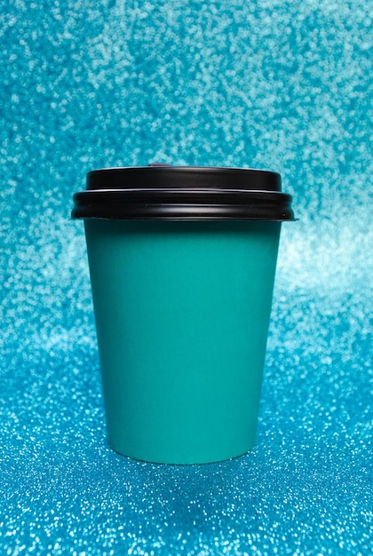 Photo close-up of drink on table against blue background