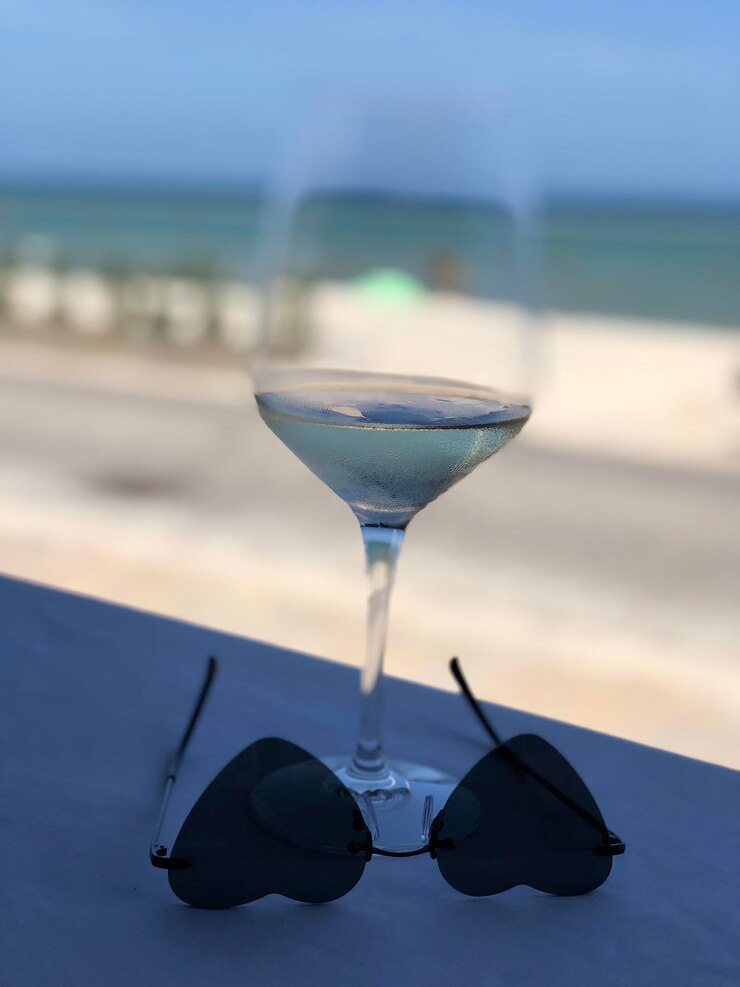 Photo ビーチのテーブルの上の飲み物のクローズアップ