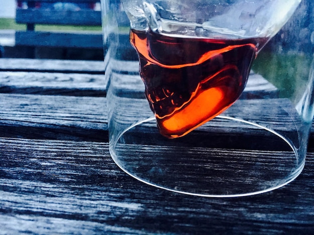 Foto un primo piano del drink sul tavolo.