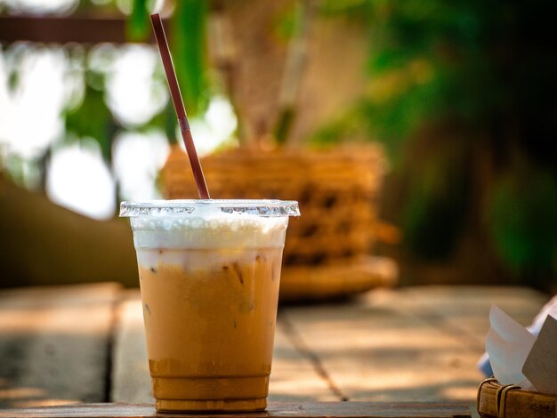 テーブルの上の飲み物のクローズアップ