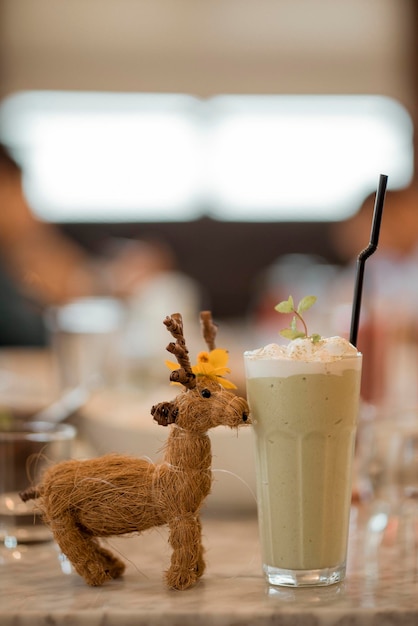 テーブルの上の飲み物のクローズアップ