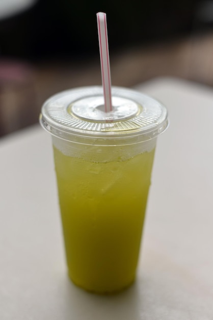 テーブルの上の飲み物のクローズアップ