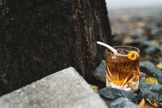 Photo close-up of drink on tree trunk