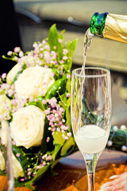 Photo close-up of drink on white table