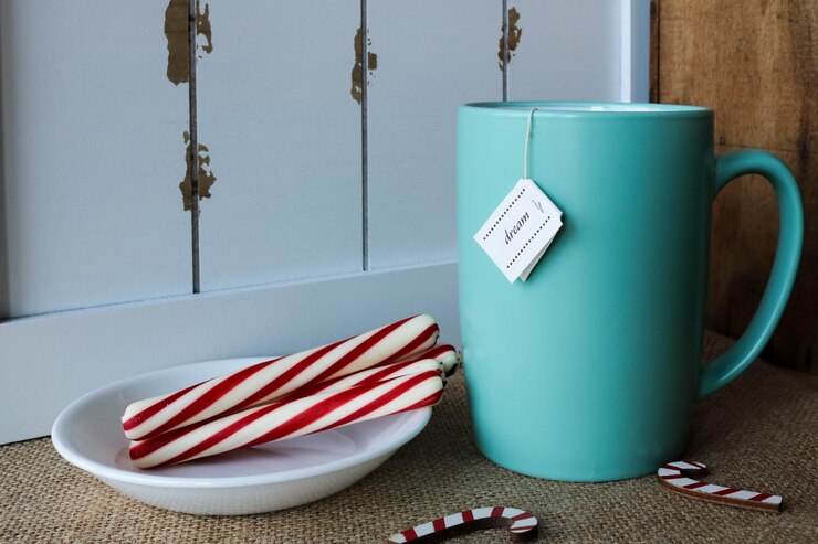 Photo close-up of drink with candy canes on table