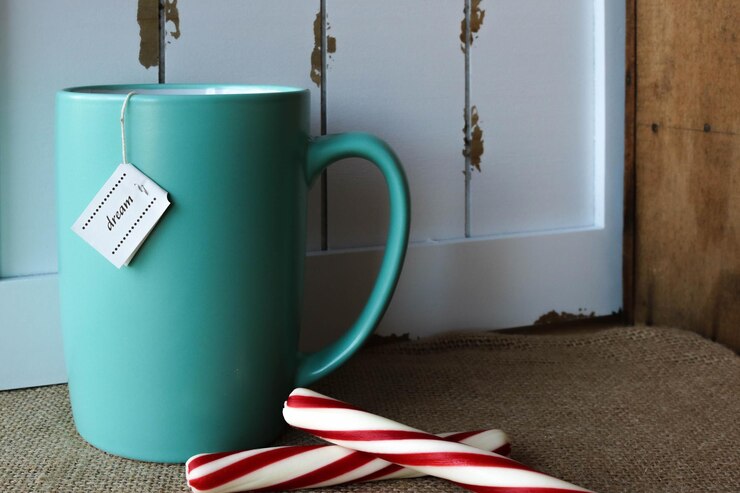 Photo close-up of drink with candy canes on table