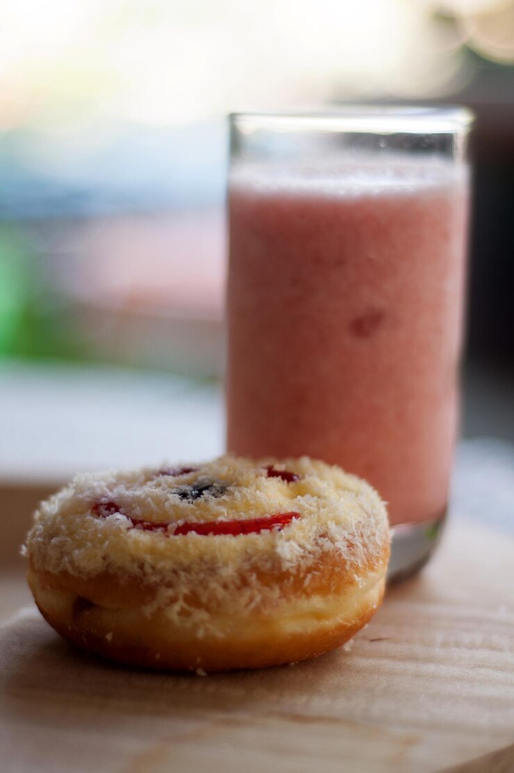 Photo close-up of drink with dessert on table