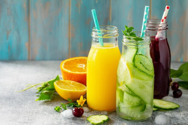 Photo close-up of drink with fruits