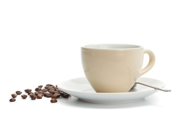 Foto close-up di una bevanda con chicchi di caffè arrostiti su uno sfondo bianco