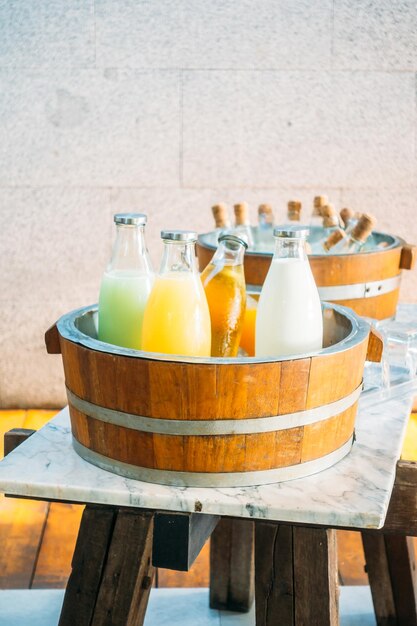 テーブルの上にある容器の中の飲み物のクローズアップ