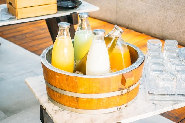 テーブルの上にある容器の中の飲み物のクローズアップ