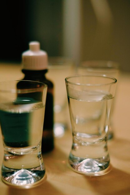 Photo close-up of drinks in glasses on table