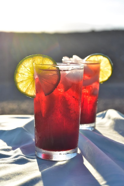 Photo close-up of drinks on table at desert