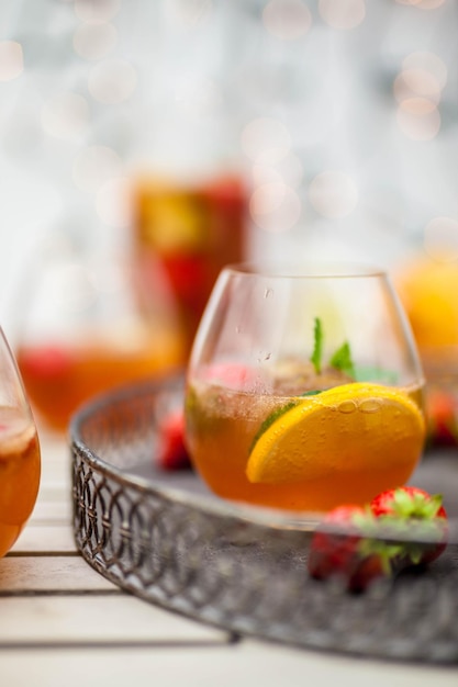 Photo close-up of drinks on table