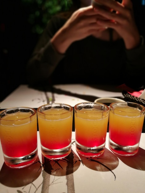 Photo close-up of drinks on table