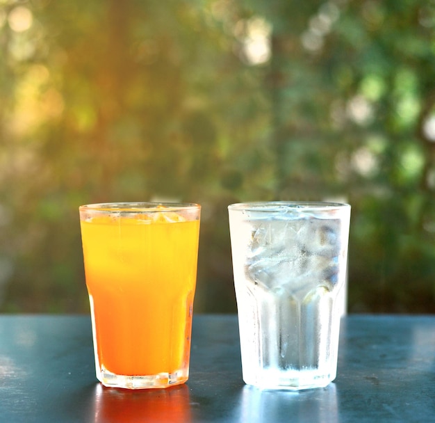 Photo close-up of drinks on table