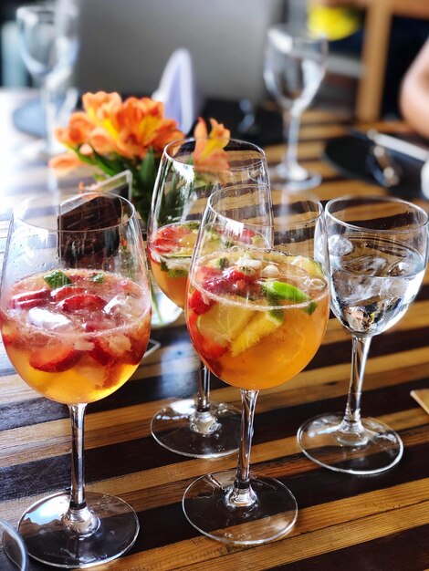 Photo close-up of drinks on table