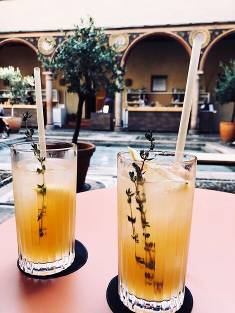 Photo close-up of drinks on table