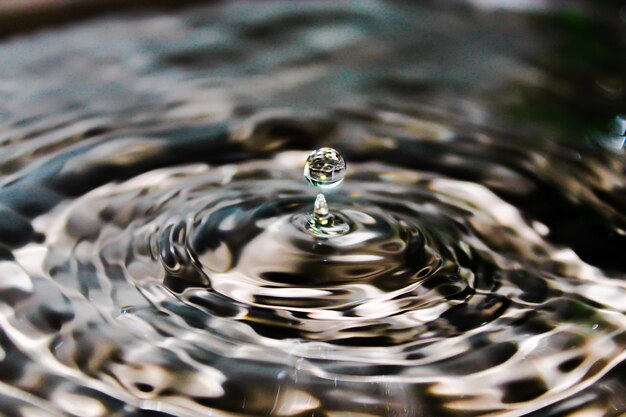 Foto close-up di una goccia che cade in acqua