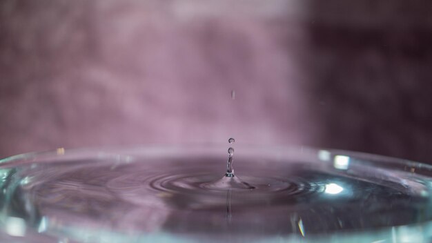 Foto close-up di una goccia che cade in acqua