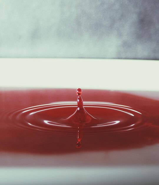 Foto close-up di una goccia di liquido rosso