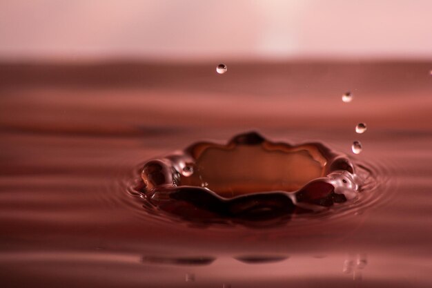 Photo close-up of drop splashing water