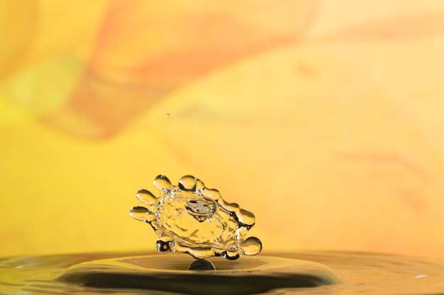 Foto close-up di gocce spruzzate in acqua