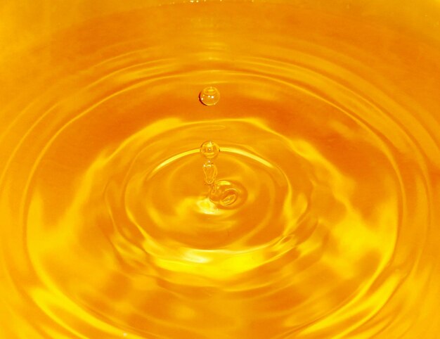 Photo close-up of drop in yellow water