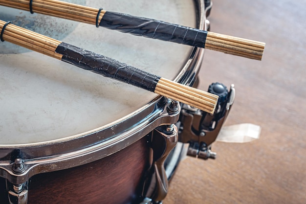 Close-up drumsticks op een onscherpe achtergrond