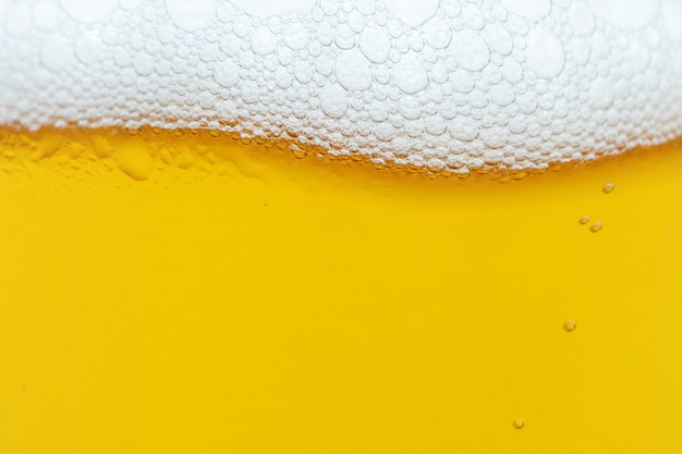 Close-up druppels van een ijskoude pint bier